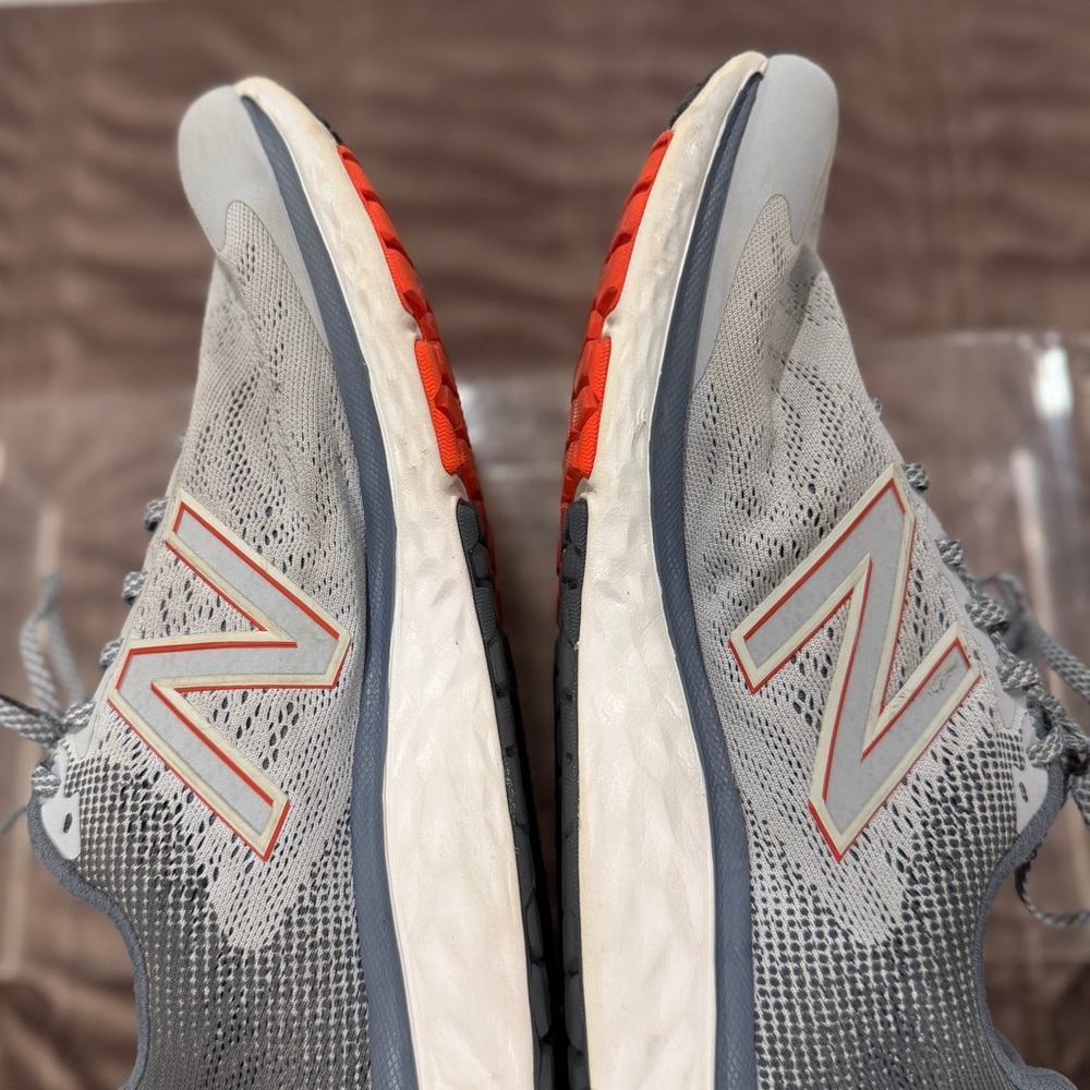 New Balance Men's sz 10 Sneakers in Gray with Orange Highlights - Picture 3 of 6